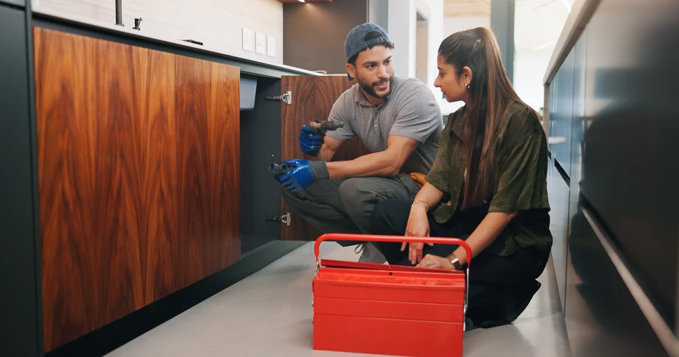 Salle de bain moderne avec baignoire blanche ovale en cours de remplissage